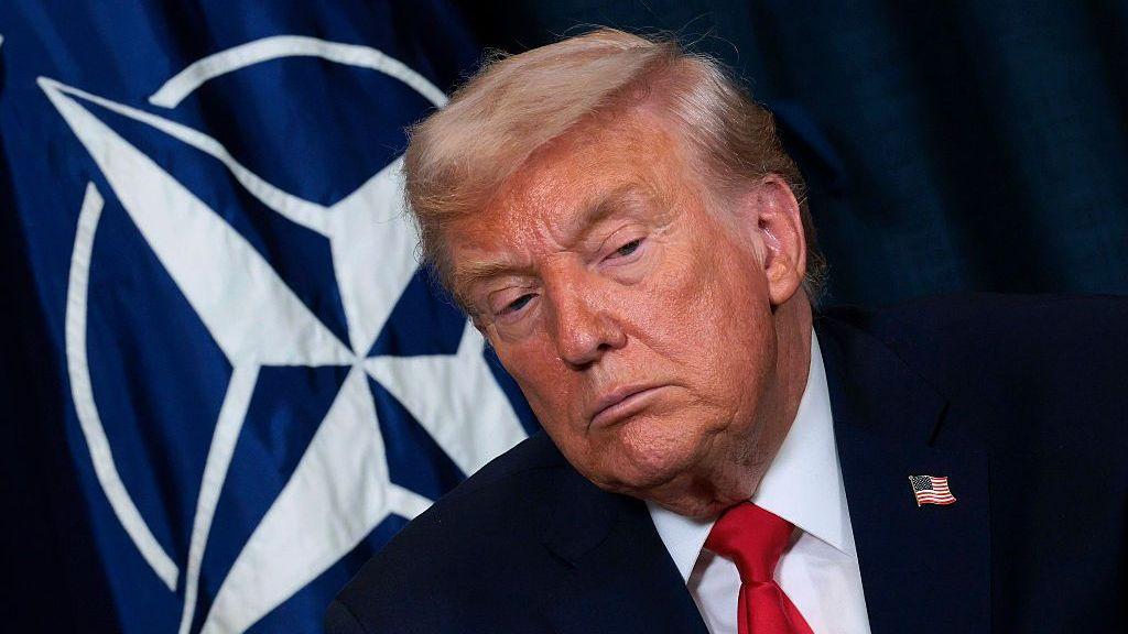 El presidente de Estados Unidos, Donald Trump, con traje oscuro y gesto serio durante una reunión bilateral con el secretario general de la OTAN, Mark Rutte, al margen de la reunión anual del Foro Económico Mundial (WEF), el 21 de enero de 2026 en Davos, Suiza. 