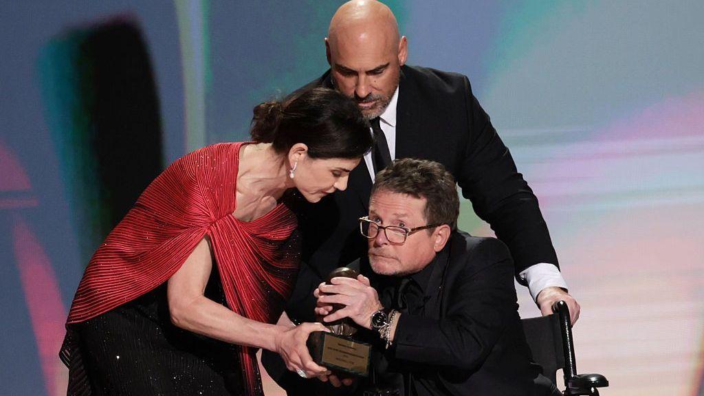 Julianna Margulies entrega a Michael J. Fox el Premio Humanitario Bob Hope durante la ceremonia de los 78º Premios Emmy en el Teatro Peacock en Los Ángeles, CA, el lunes 14 de septiembre de 2026. (Robert Gauthier / Los Angeles Times vía Getty Images)