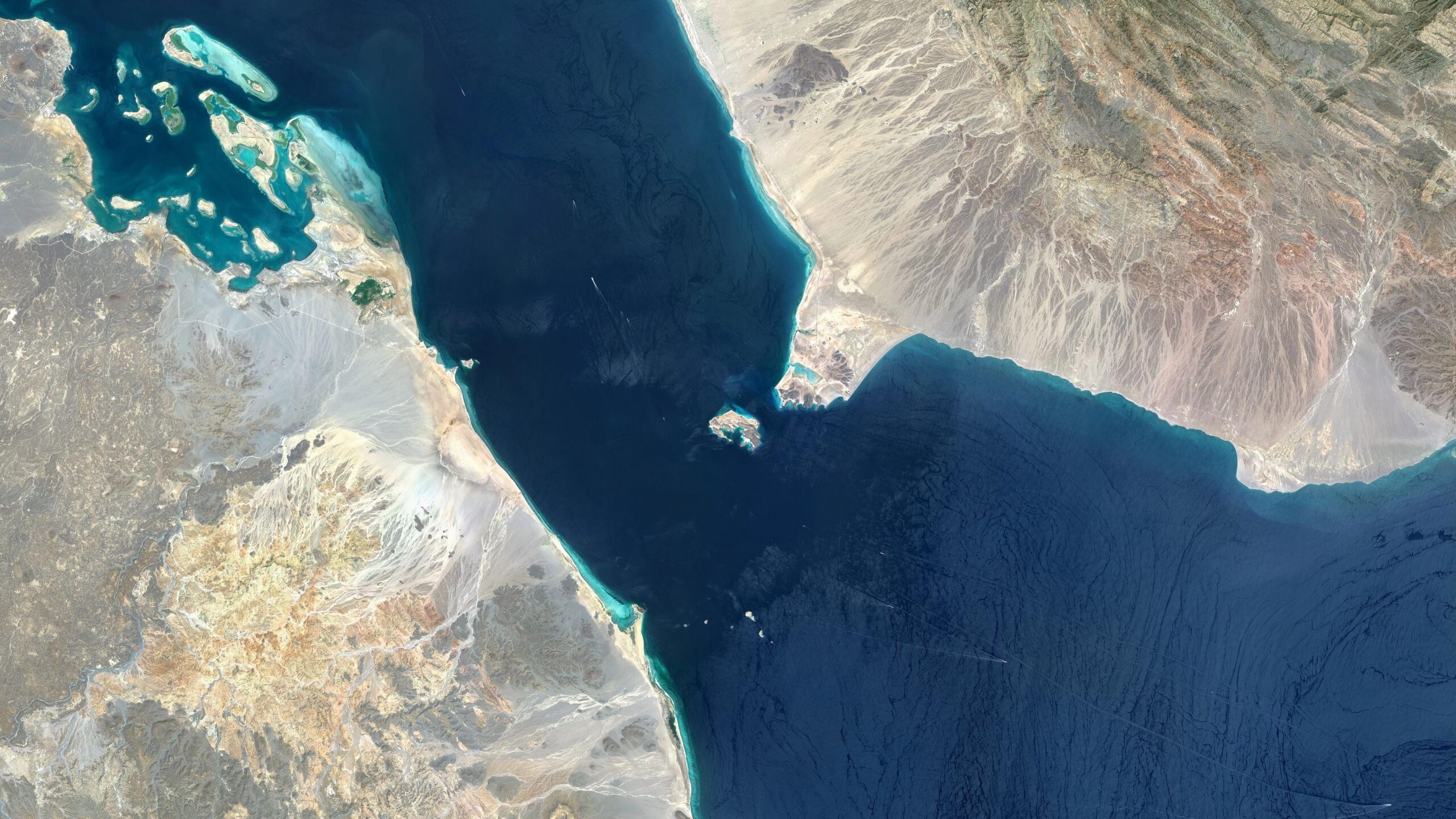 Vista satelital del estrecho de Bab al-Mandab.