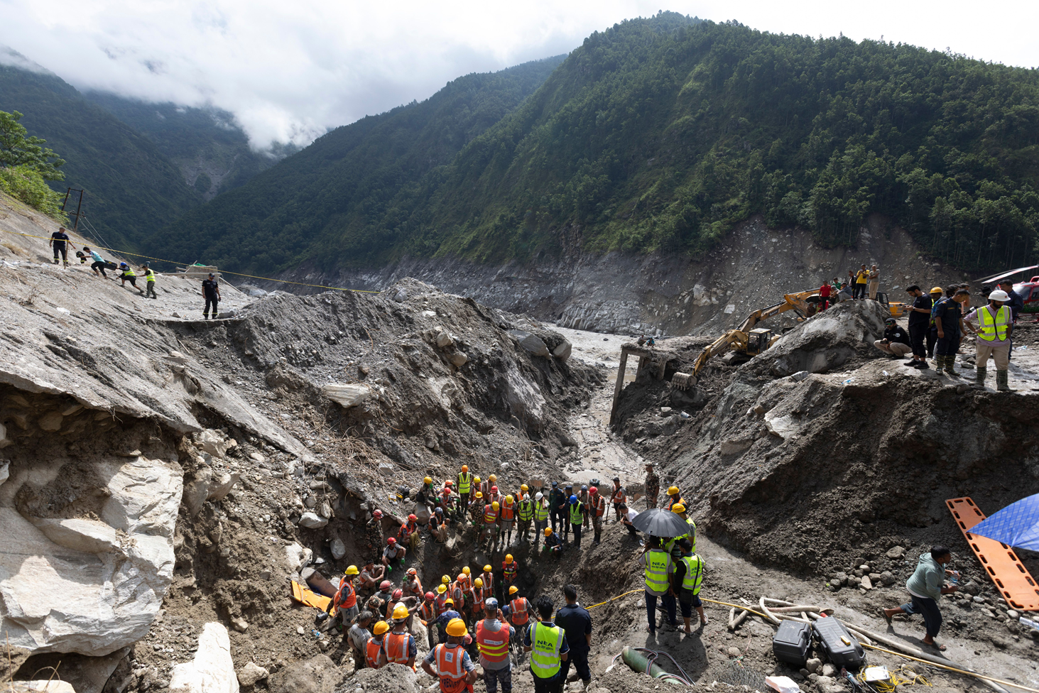 “Es una sucesión de milagros”: el increíble rescate de dos trabajadores tras 9 días atrapados en un túnel por la avalancha en la frontera entre Nepal y Tíbet