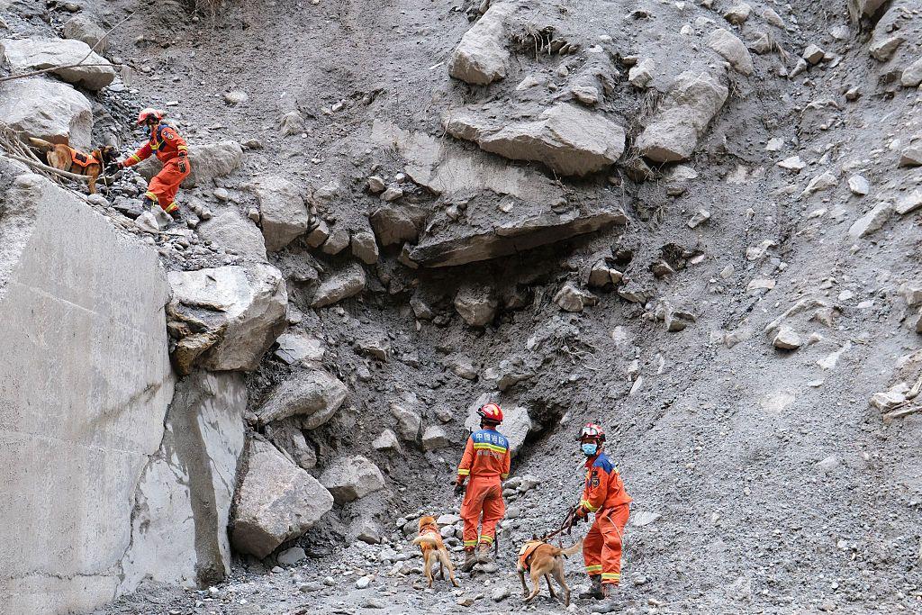 Los equipos de rescate llevaron a cabo operaciones de búsqueda y rescate en la zona afectada por el deslizamiento de tierra el 30 de agosto de 2026 en Gyirong, Región Autónoma de Xizang, China. 