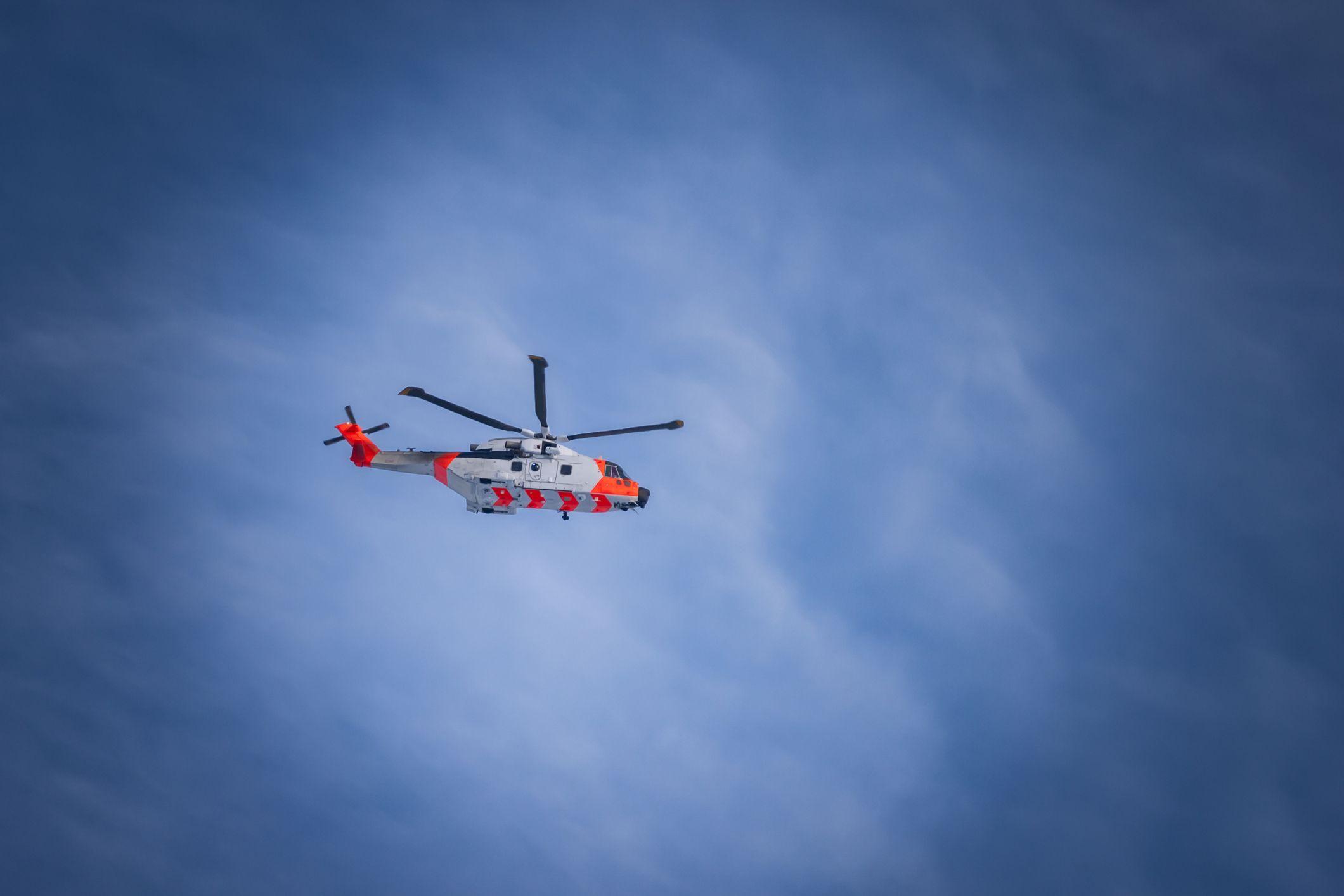 Un helicóptero de rescate en un cielo nublado.