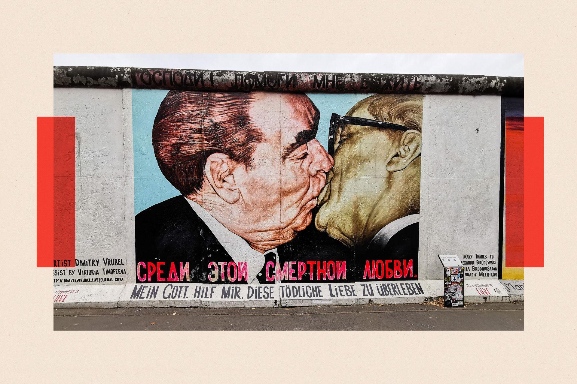 Un mural en el Muro de Berlín que muestra a Leonid Brezhnev y Erich Honecker besándose