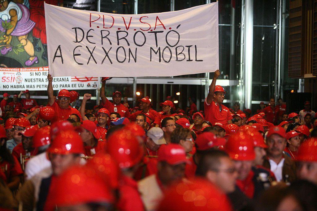Trabajadores de Petróleos de Venezuela (PDVSA) despliegan una pancarta contra ExxonMobil antes de una reunión con el ministro de Petróleo de Venezuela, Rafael Ramírez, y el presidente Hugo Chávez.