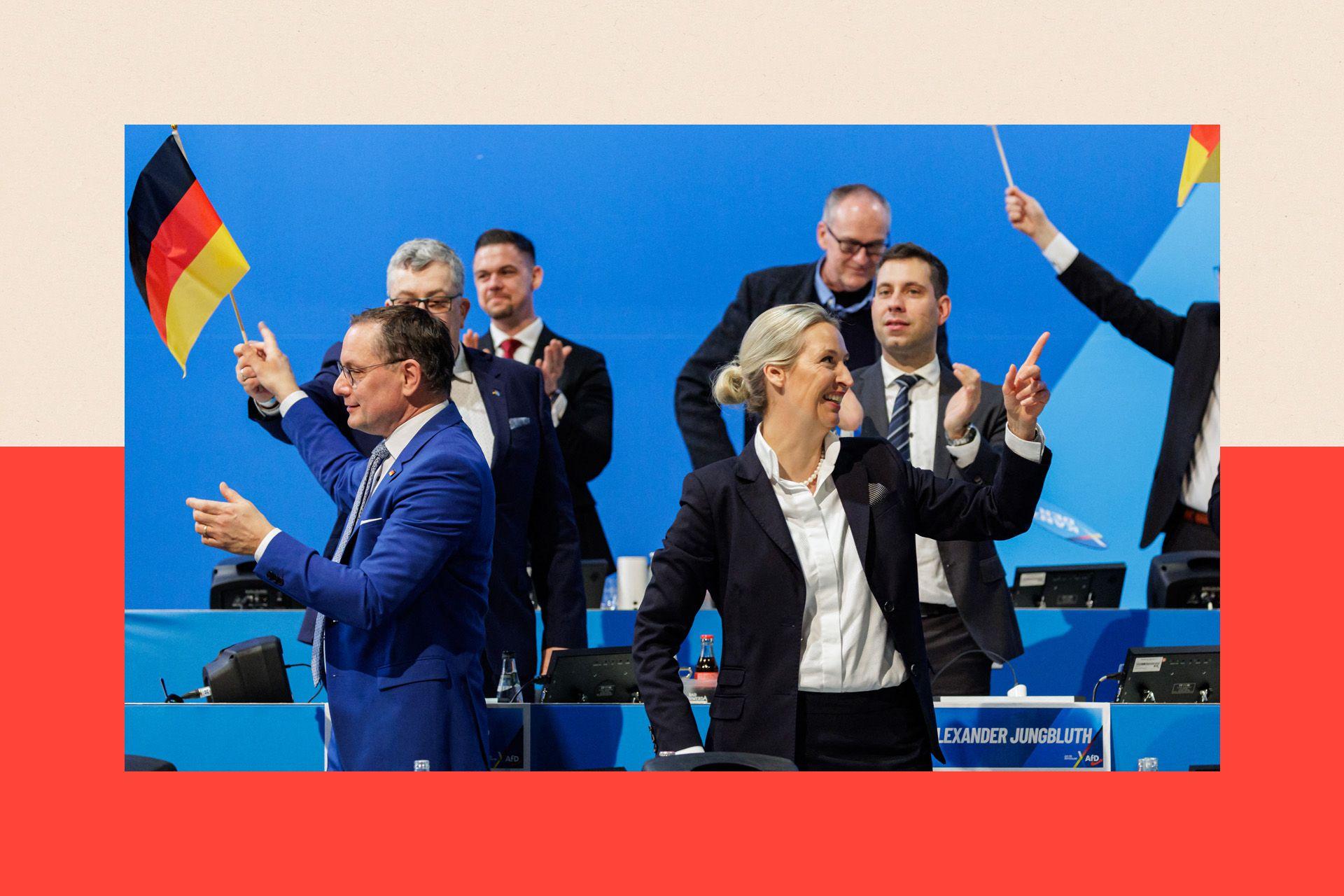 Alice Weidel (der.) y Tino Chrupalla (izq.), colíderes del partido de extrema derecha Alternativa para Alemania (AfD), suben al escenario durante un congreso de AfD