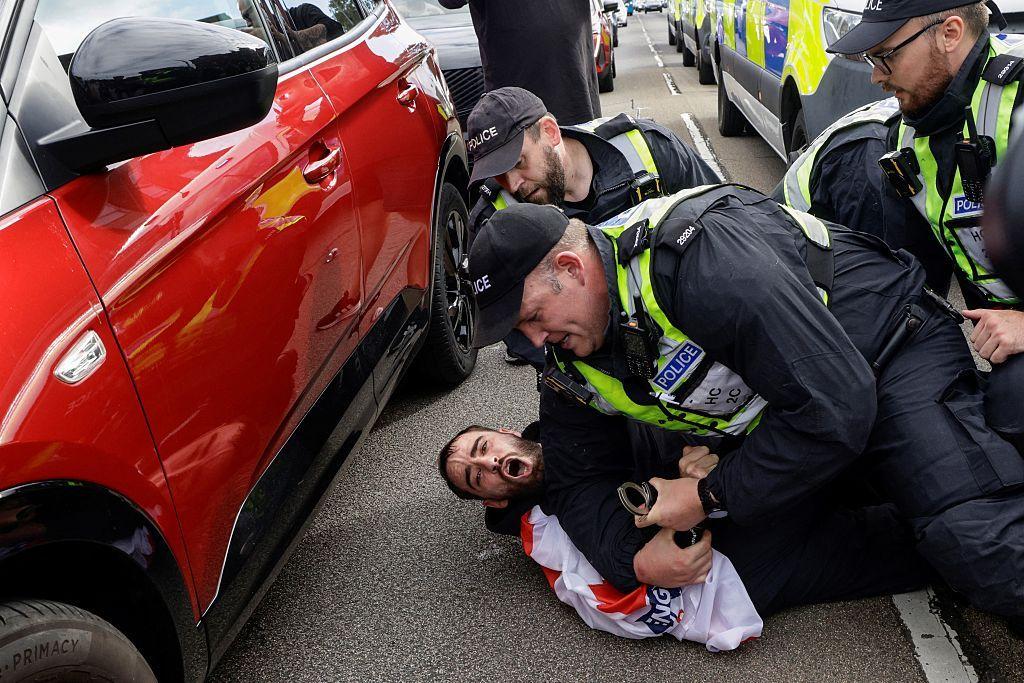 La policía británica arresta a un manifestante contra la inmigración en Portsmouth el sábado 12 de septiembre.