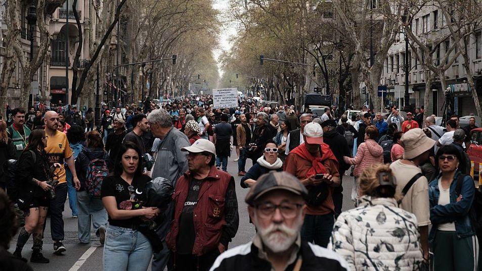 Personas caminando en Buenos Aires