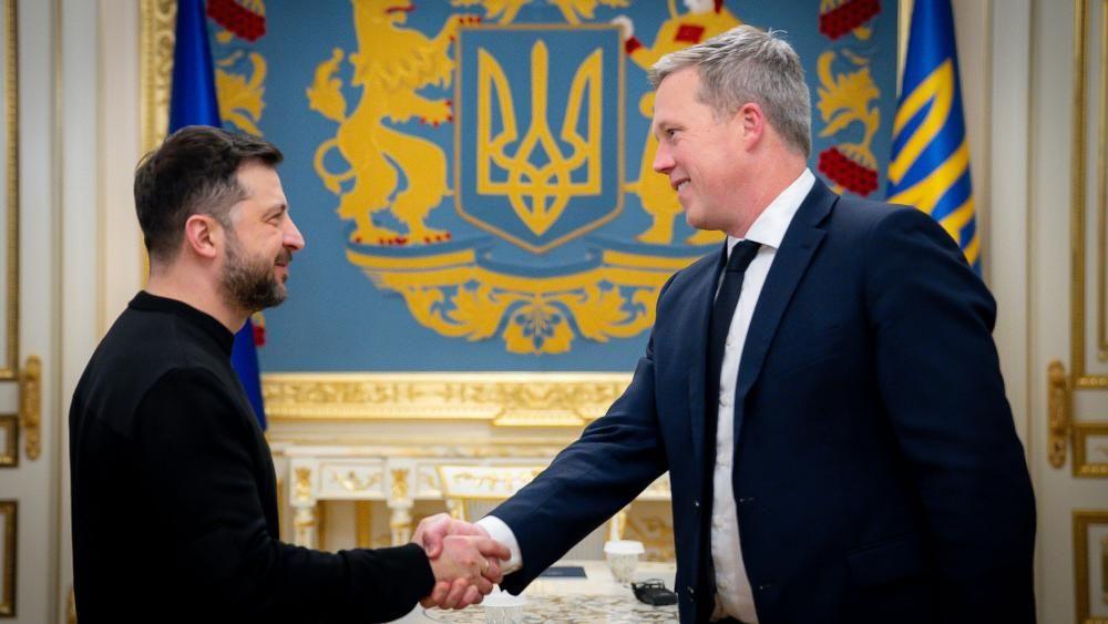 El presidente ucraniano Volodymyr Zelensky, a la izquierda, estrecha la mano del secretario del Ejército estadounidense Dan Driscoll en Kiyv, Ucrania, en noviembre de 2025.