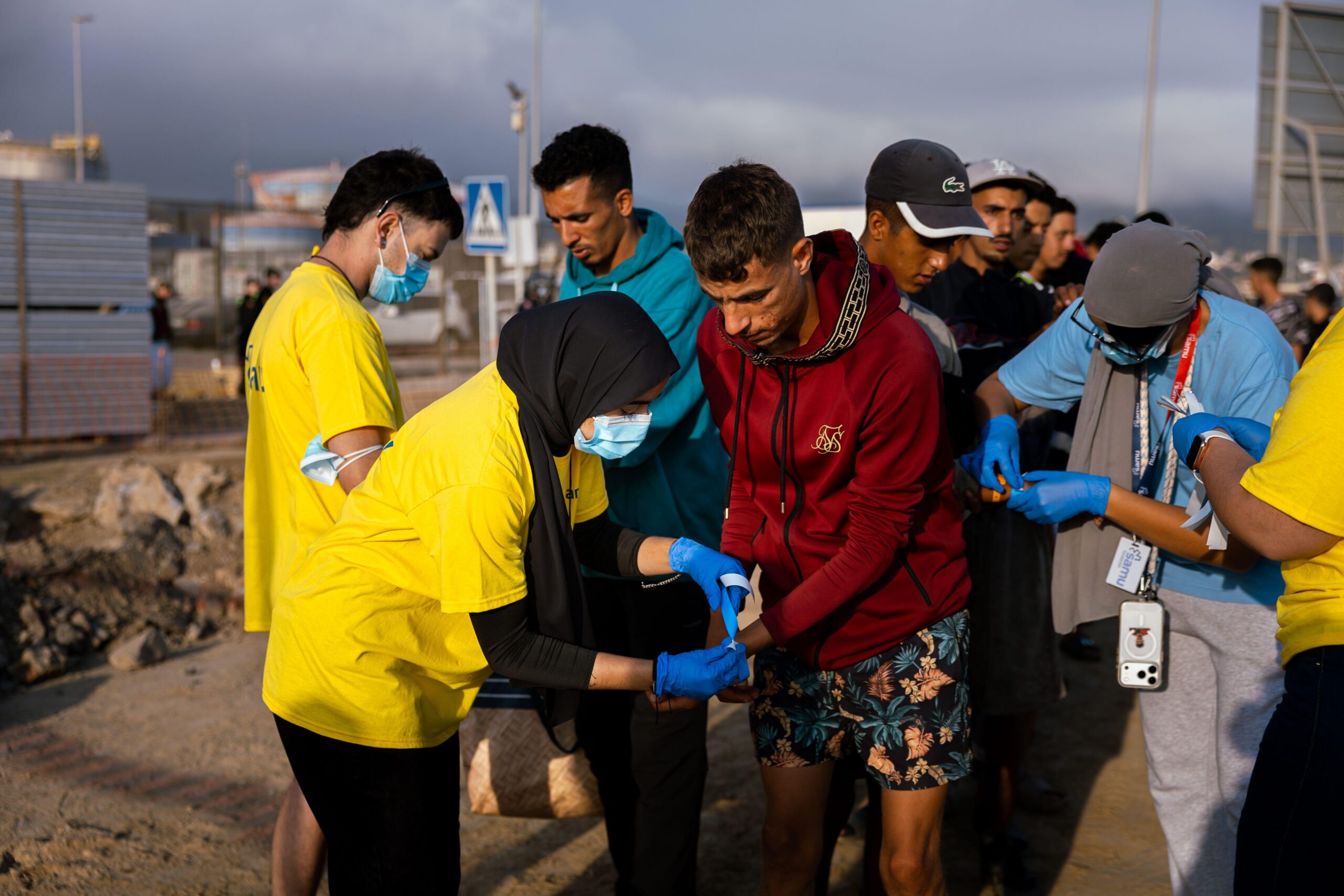 Las imágenes de la tensión durante el intento de desalojo de miles de migrantes de las playas de Ceuta