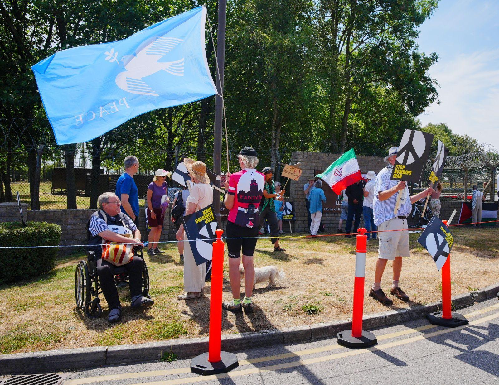Un grupo de manifestantes ante las puertas de la base aérea de Fairford.