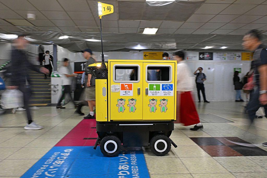 Robots papeleras en la estación de Shinjuku.