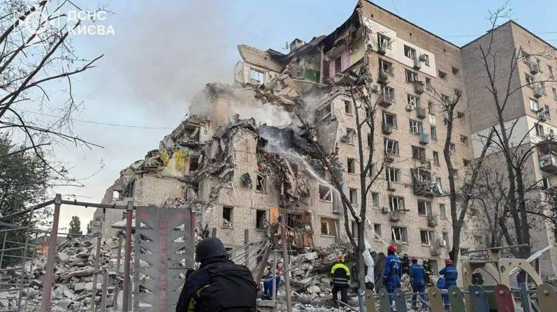 En la imagen se ve a los equipos de rescate fuera de un gran edificio que ha sufrido graves daños a causa de un ataque ruso.