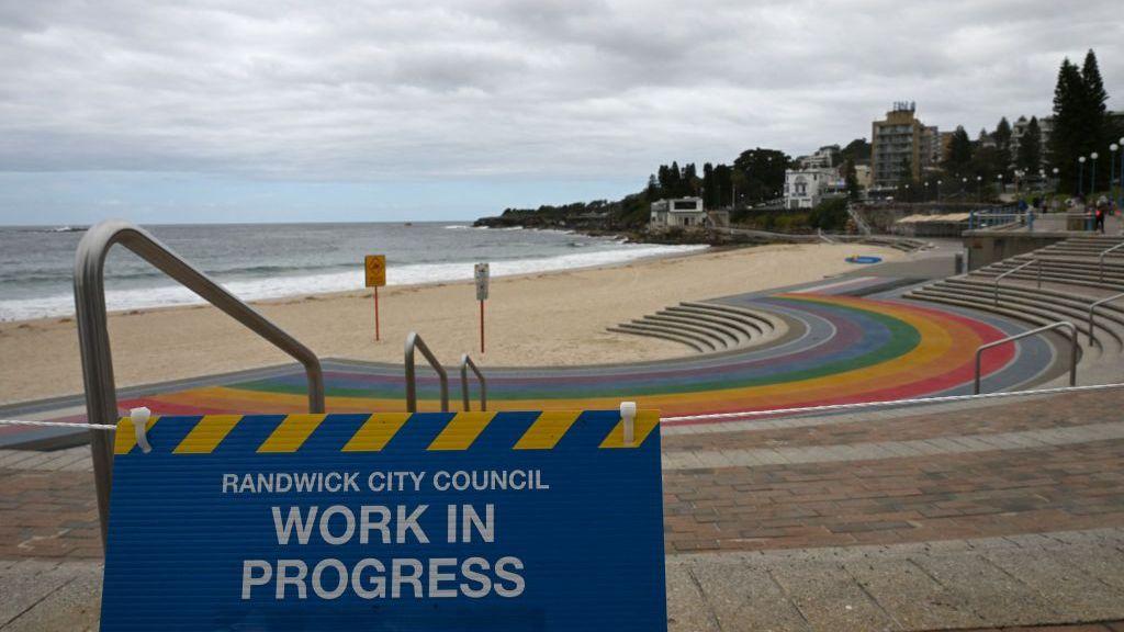 Esta imagen muestra una vista general de la playa de Coogee el 16 de octubre de 2024. 