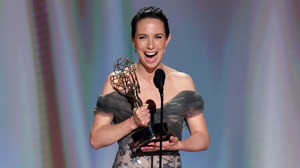 Kate O'Flynn acepta el Premio a la Mejor Actriz Secundaria en una Serie Cómica por 