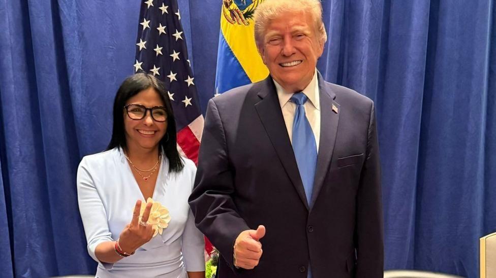 Donald Trump y Delcy Rodriguez con un fondo azul 