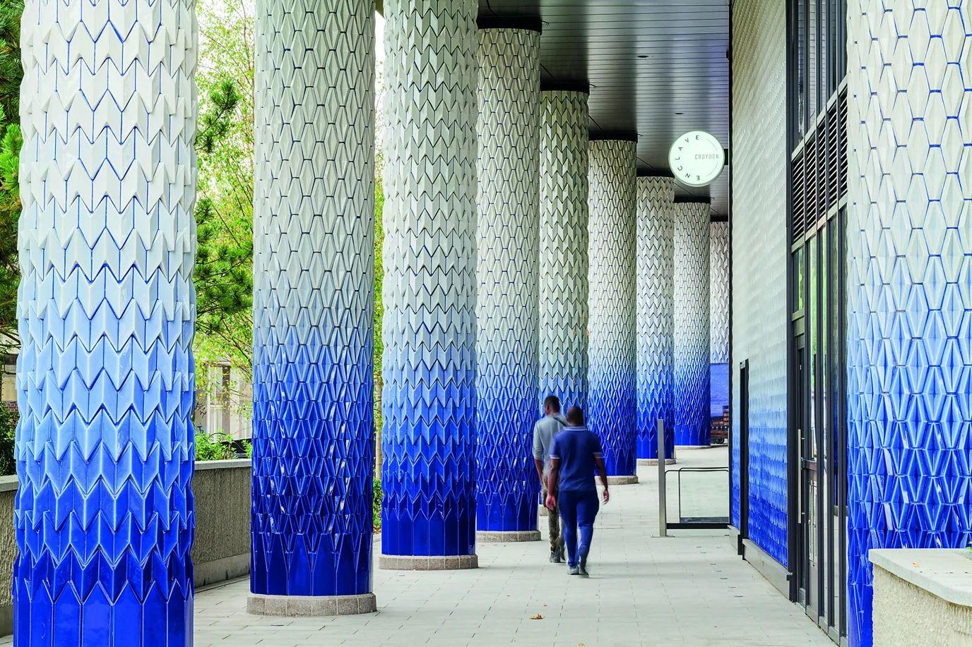 Varias columnas con azulejos a los lados de un paso peatonal.