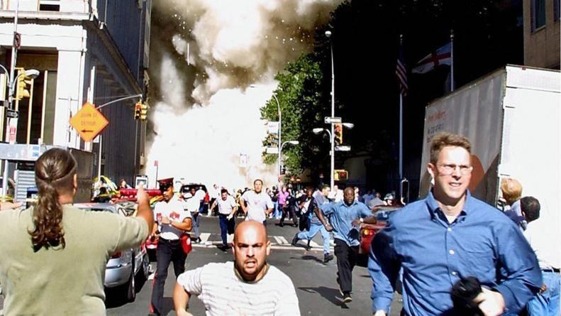 Gente huyendo en la calle momentos después del atentado 