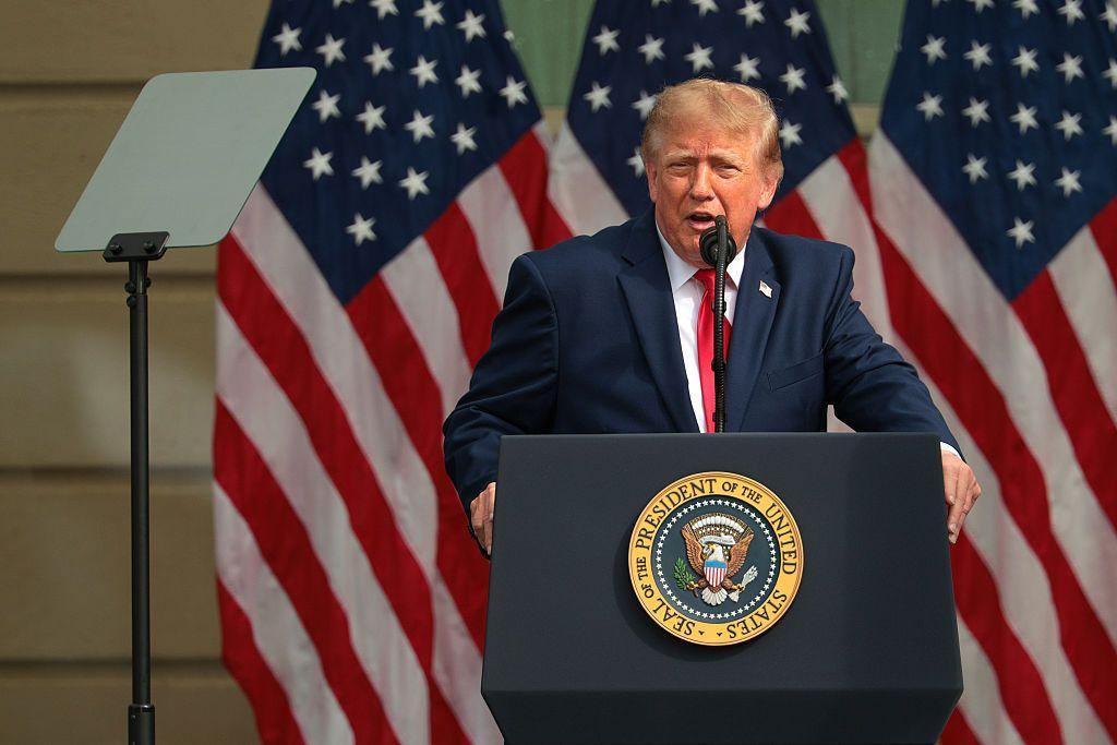Donald Trump pronuncia un discurso desde un podio.