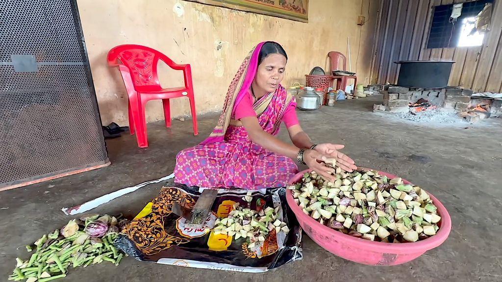 Con el mismo sari largo, vaporoso, colorido y estampado con el que corrió la carrera popular de 3 km Amrit Daud, Ramabai Ranveer, de 47 años, está sentada con las piernas cruzadas en el suelo, preparando alimentos.