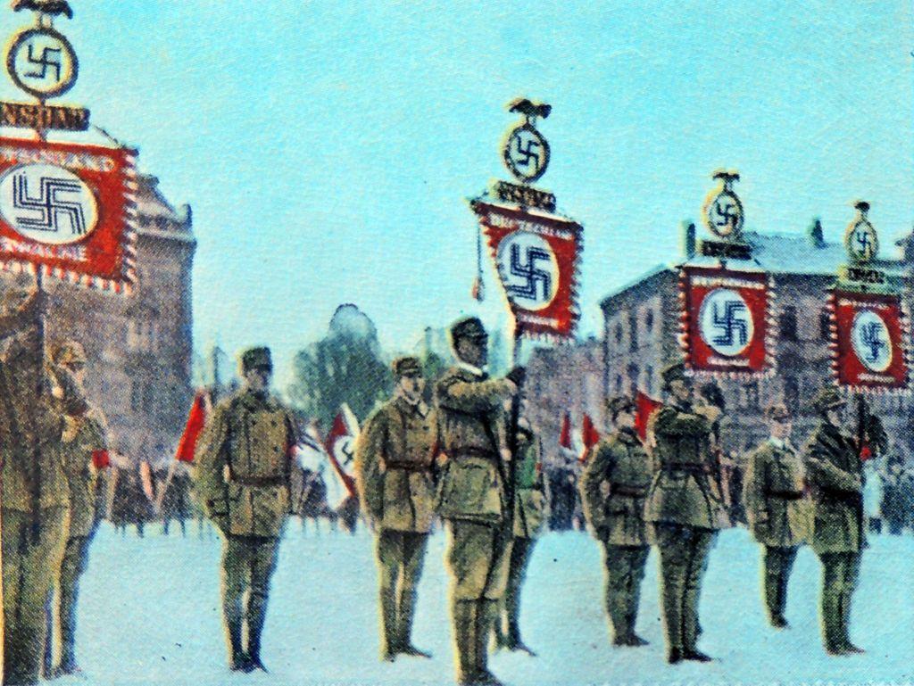 Abanderados con esvásticas desfilan junto a miembros del Partido Nazi en Múnich, Alemania, en 1923.