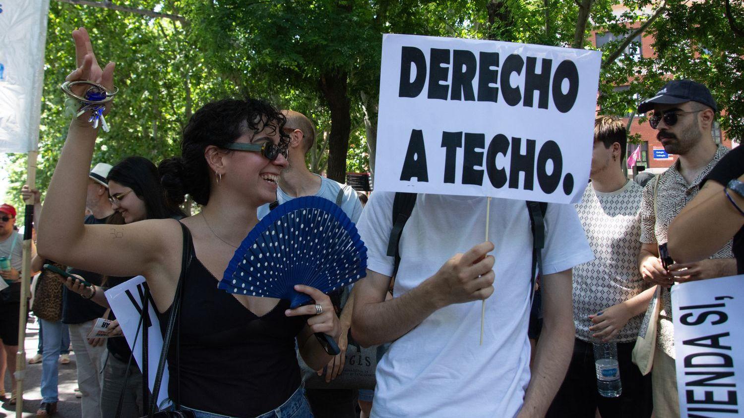 Manifestantes marchan por el centro de Madrid, el 24 de mayo de 2026, durante una protesta organizada por el Sindicato de Inquilinas de Madrid.