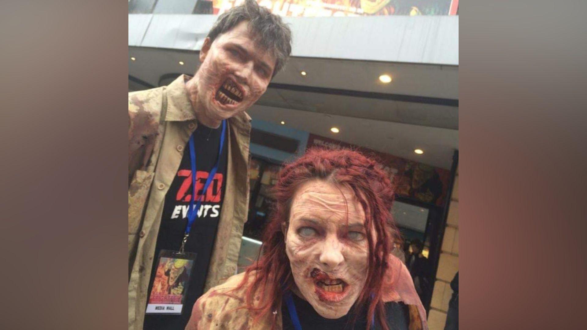 Steven Uden y Adelle Overton disfrazados de zombies