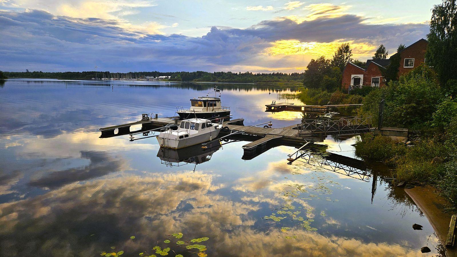 Barcos sobre un lago en Oulu, durante el atardecer. 