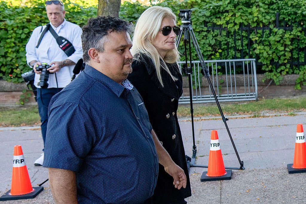 Leonardo Bedoya y María López, padres de la fallecida Jeshennia Bedoya López, llegan a la audiencia de sentencia del vendedor canadiense de venenos Kenneth Law, quien se declaró culpable de 14 cargos de ayuda al suicidio, en el Tribunal Superior de Justicia de Ontario en Newmarket, Ontario, Canadá, el 23 de septiembre de 2026