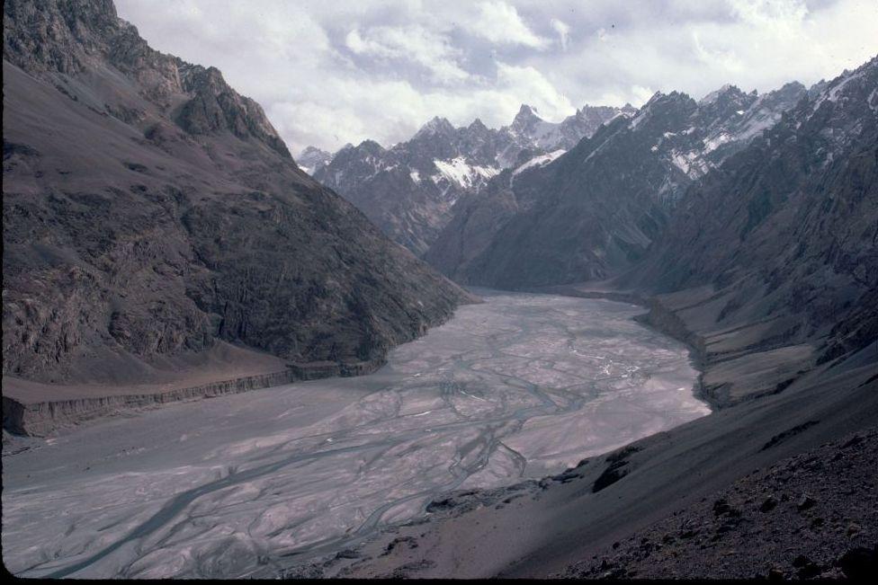 Río Shaksgam y montañas Karakoram 