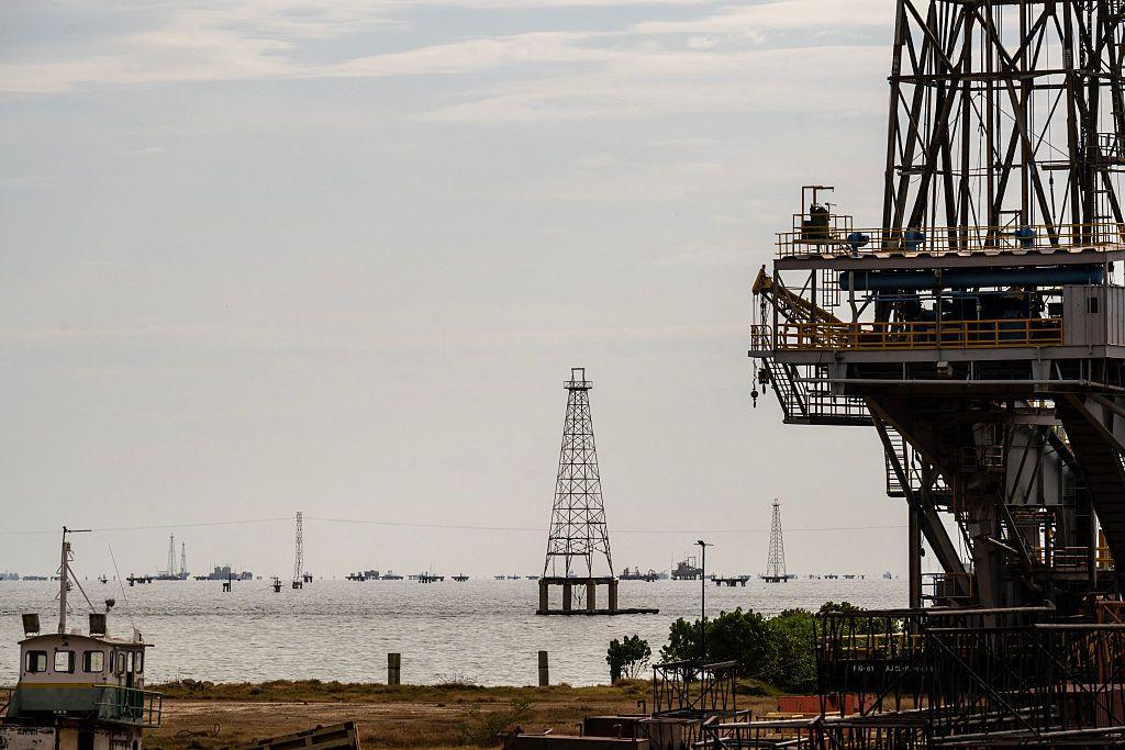 Vista de las torres petroleras en el Lago de Maracaibo, en el occidente de Venezuela.