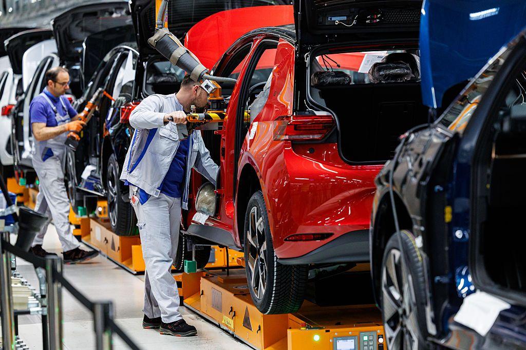 Obreros en una línea de producción de Volkswagen, en Zwickau, Alemania