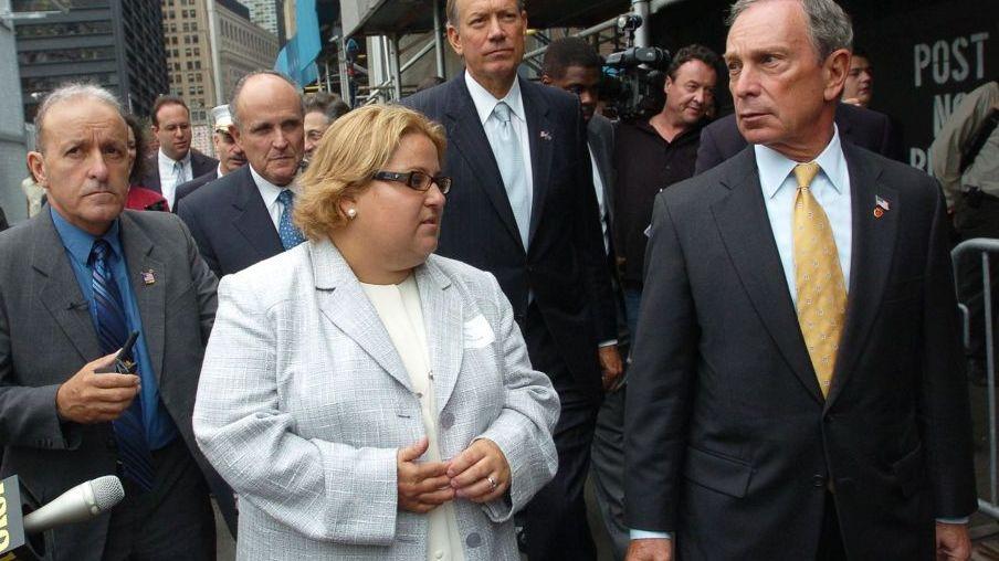 Alicia Esteve Head lleva un traje de color gris, gafas de pasta negra y el pelo corto rubio.