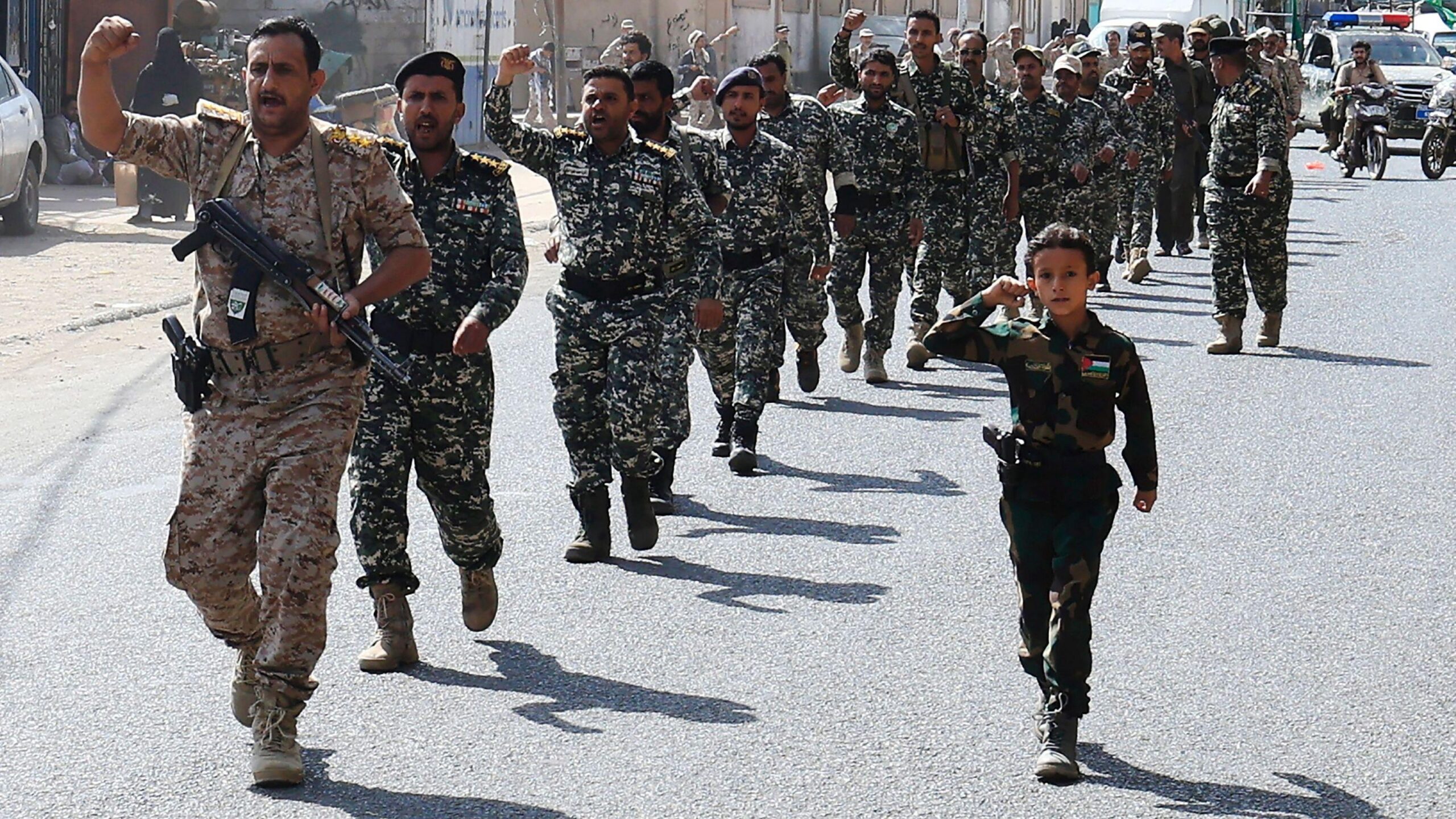 Combatientes hutíes uniformados marchan con los puños en alto durante una campaña de movilización en Saná, Yemen, el 10 de septiembre de 2026.