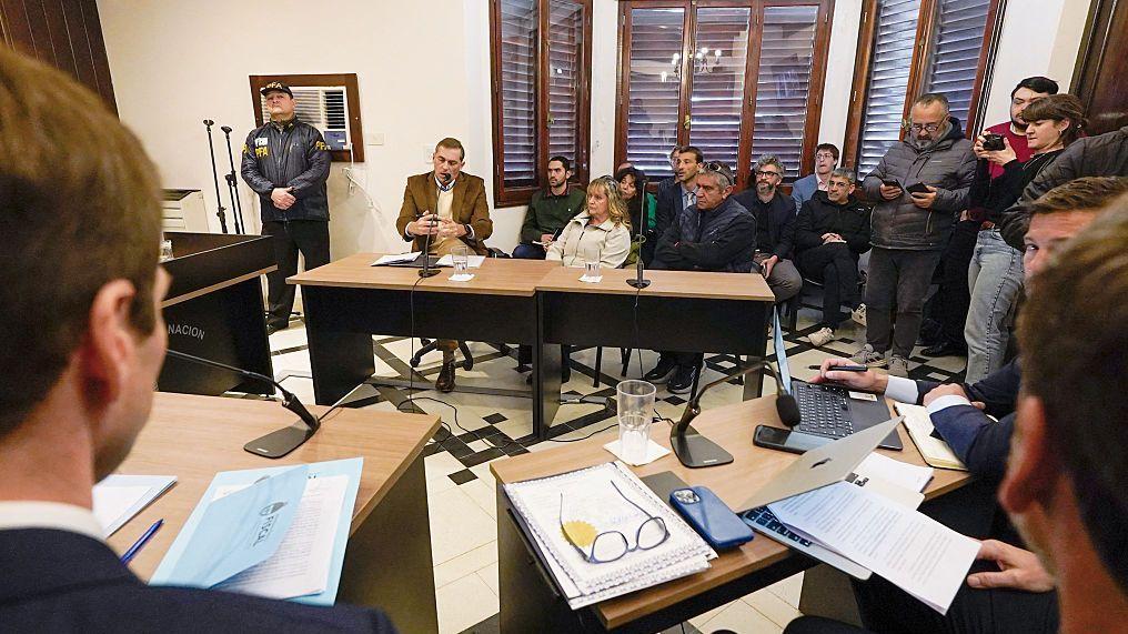 La argentina Patricia Kadgien, hija de Federico Kadgien, uno de los varios altos cargos nazis que escaparon a Argentina después de la guerra, y su esposo Juan Carlos Cortegoso asisten a una audiencia judicial en Mar del Plata, cerca de Buenos Aires, Argentina, el 4 de septiembre de 2026.