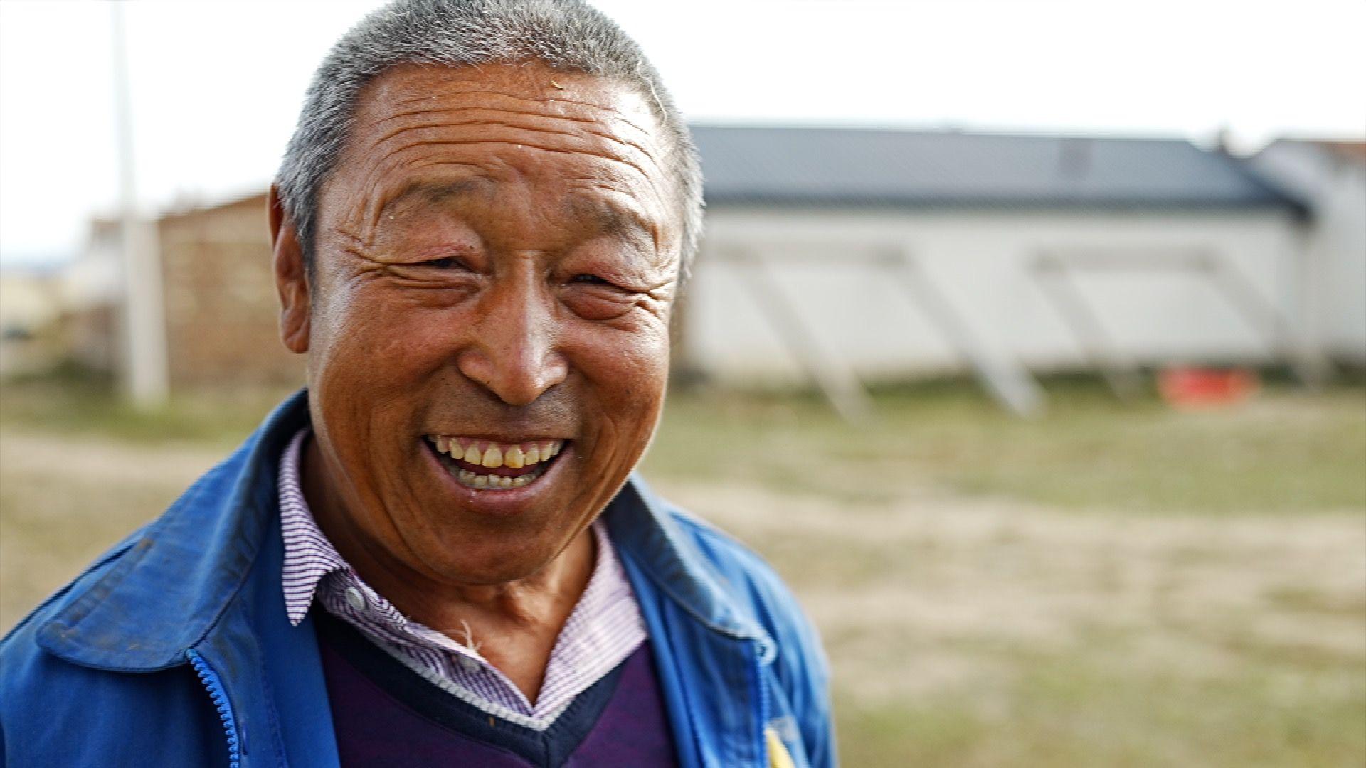 Un granjero sonriente