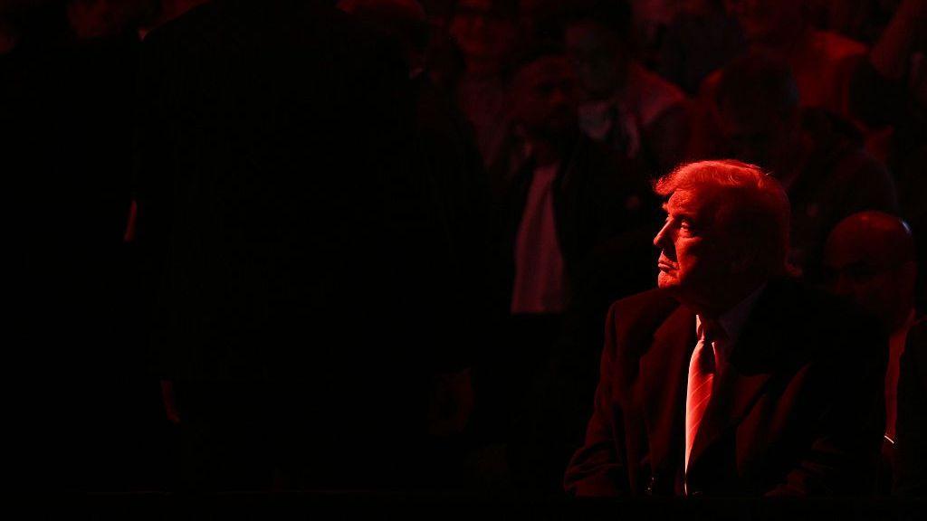 Donald trump presidente de EE.UU. con una luz roja. 