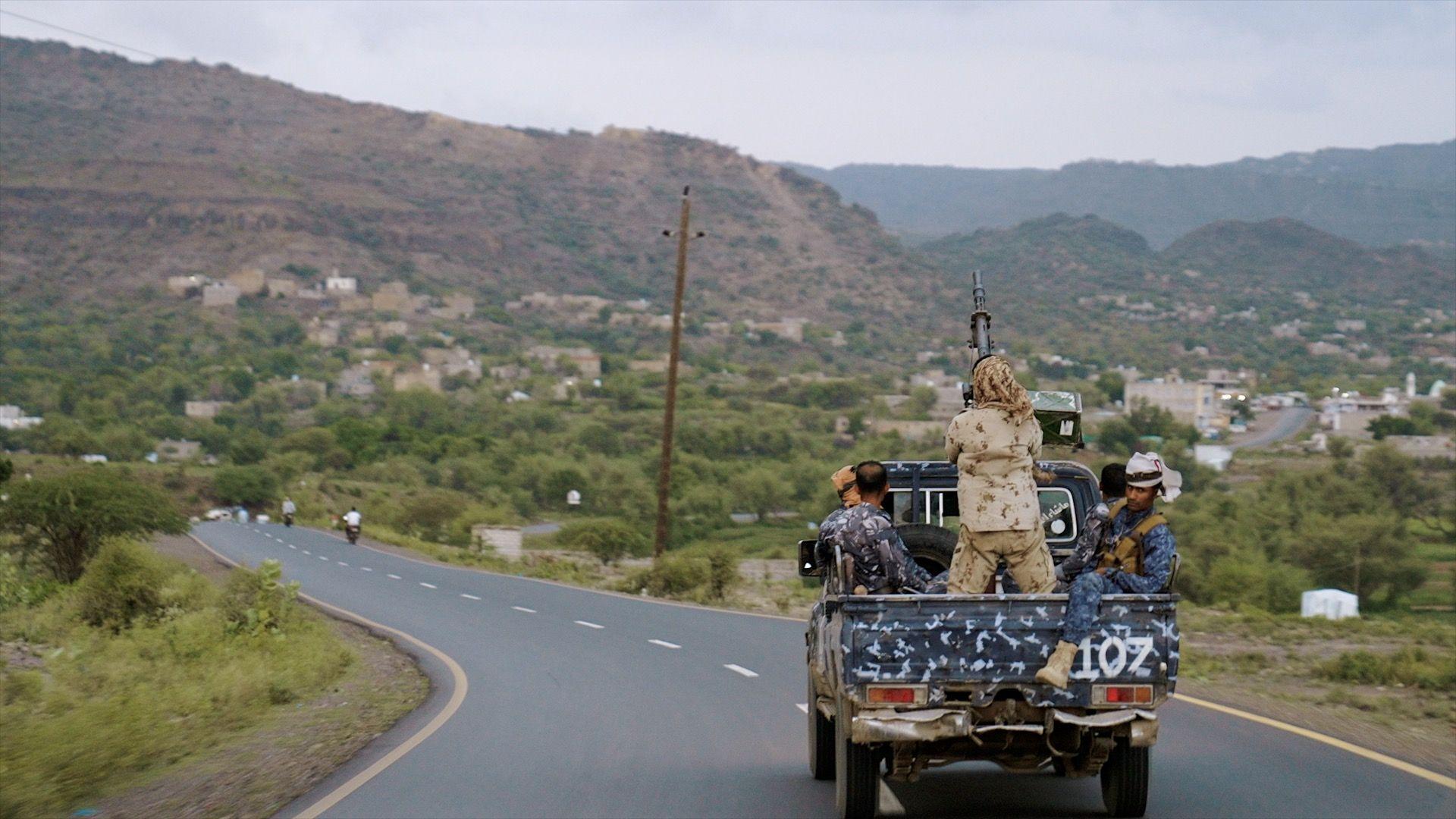 Unos soldados salen de Taiz hacia las colinas en una camioneta con un arma montada en la parte trasera.