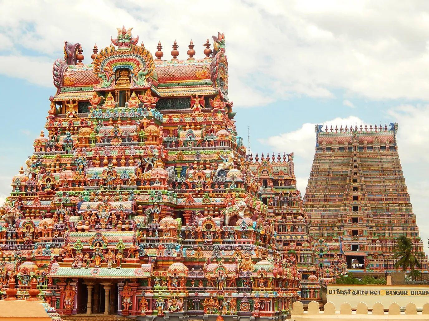 Un templo indio con muchísimas estatuas de colores.