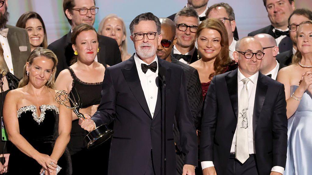 Stephen Colbert y su equipo aceptan el Premio a la Mejor Serie de Variedades por "The Late Show con Stephen Colbert" en el escenario durante los 78º Premios Emmy de Prime Time en el Teatro Peacock el 14 de septiembre de 2026 en Los Ángeles, California. (Foto de Kevin Winter/Getty Images)