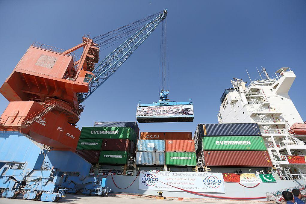 Se observa un buque que transporta contenedores durante la inauguración de un proyecto comercial en el puerto de Gwadar, al oeste de Karachi, el 13 de noviembre de 2016. 