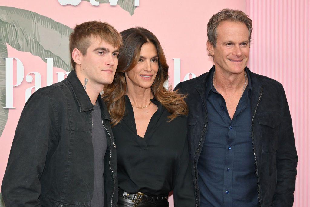 Presley Gerber con sus padres en una imagen de 2026.