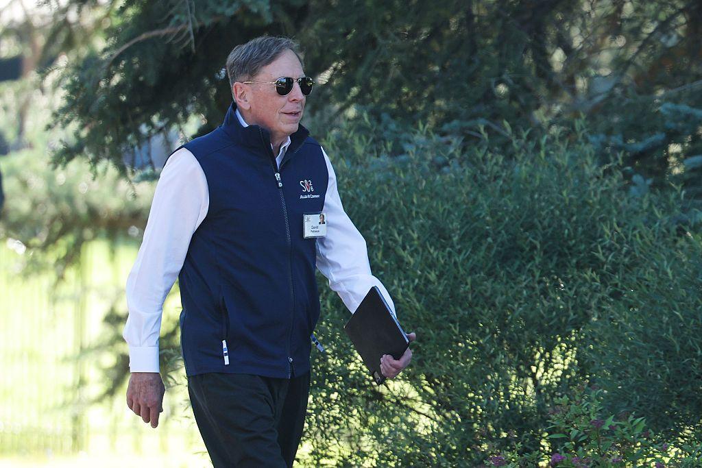 El ex director de la CIA David Petraeus caminando por una zona verde,