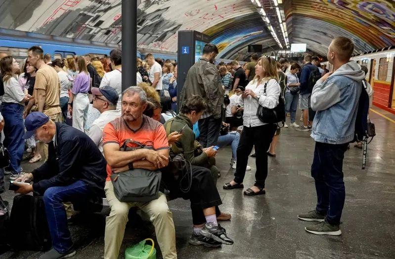 En la imagen se ve a los pasajeros dentro de una estación de metro en Kyiv.