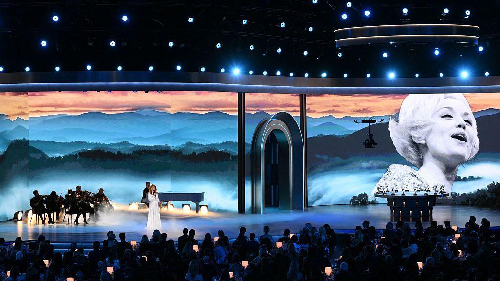 La cantante estadounidense Reba McEntire canta un homenaje a Dolly Parton durante la 78ª entrega de los Premios Emmy de Prime Time en el Peacock Theatre en LA Live en Los Ángeles el 14 de septiembre de 2026. (Foto de Patrick T. Fallon / AFP vía Getty Images) 