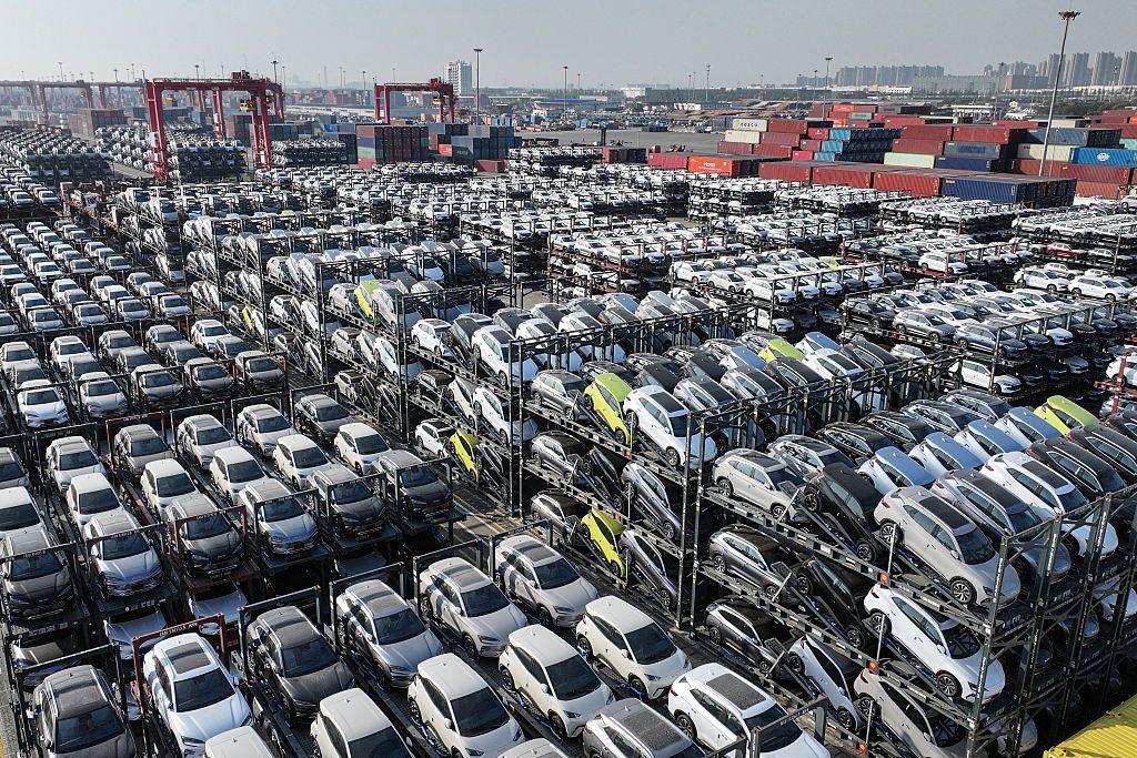 Miles de vehículos de la firma china BYD en un puerto de embarque en Suzhou