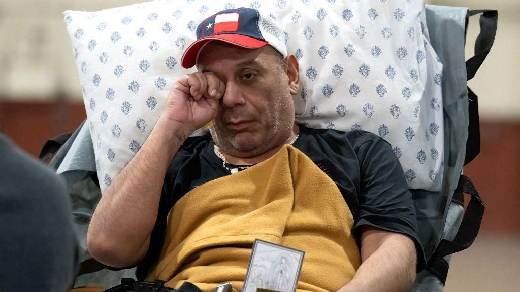 Edgar José Marval Moreno es trasladado en una camilla a su llegada al anexo Kelly de la Base Conjunta San Antonio, en San Antonio, Texas, el 20 de diciembre de 2023, tras ser liberado en el marco de un acuerdo de intercambio de prisioneros entre Estados Unidos y Venezuela.