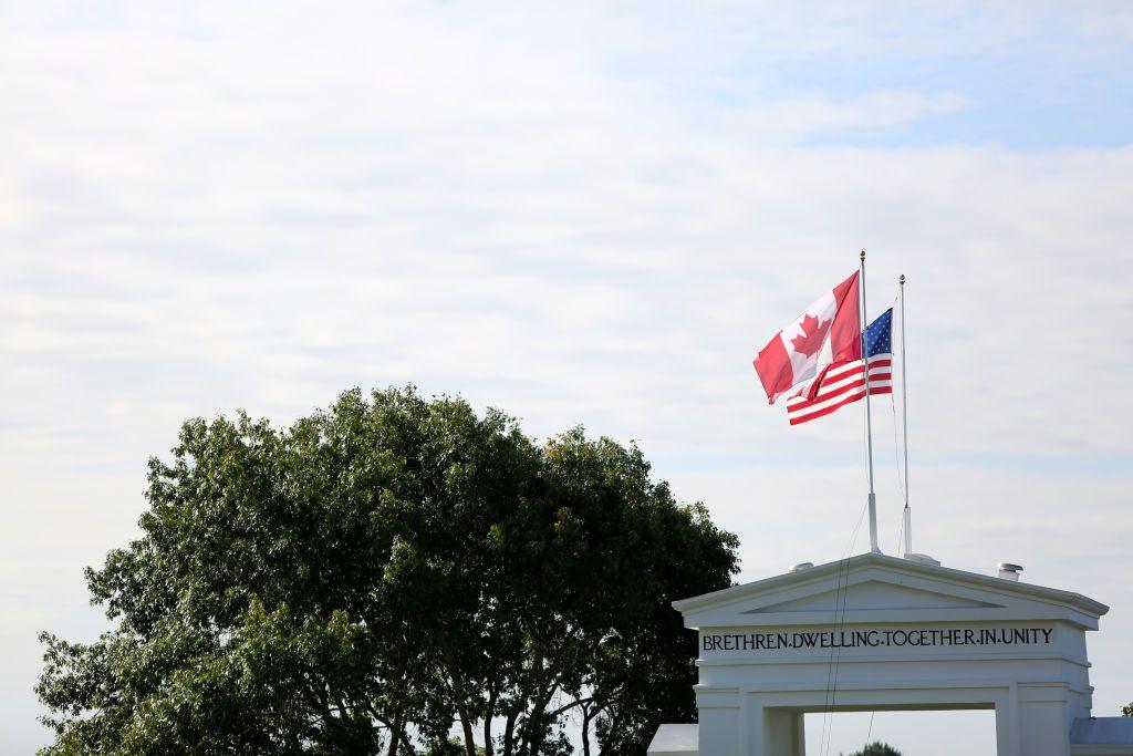 Las banderas de EE.UU. y Canadá ondean en uno de sus pasos fronterizos.
