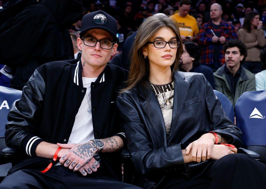 Kaia Gerber y Presley Gerber asisten al partido de baloncesto entre Los Angeles Lakers y San Antonio Spurs en el Crypto.com Arena el 23 de febrero de 2024 en Los Ángeles, California. (Foto por Kevork Djansezian/Getty Images)