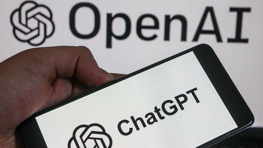 Un teléfono sostenido por una mano que muestra el logotipo de ChatGPT