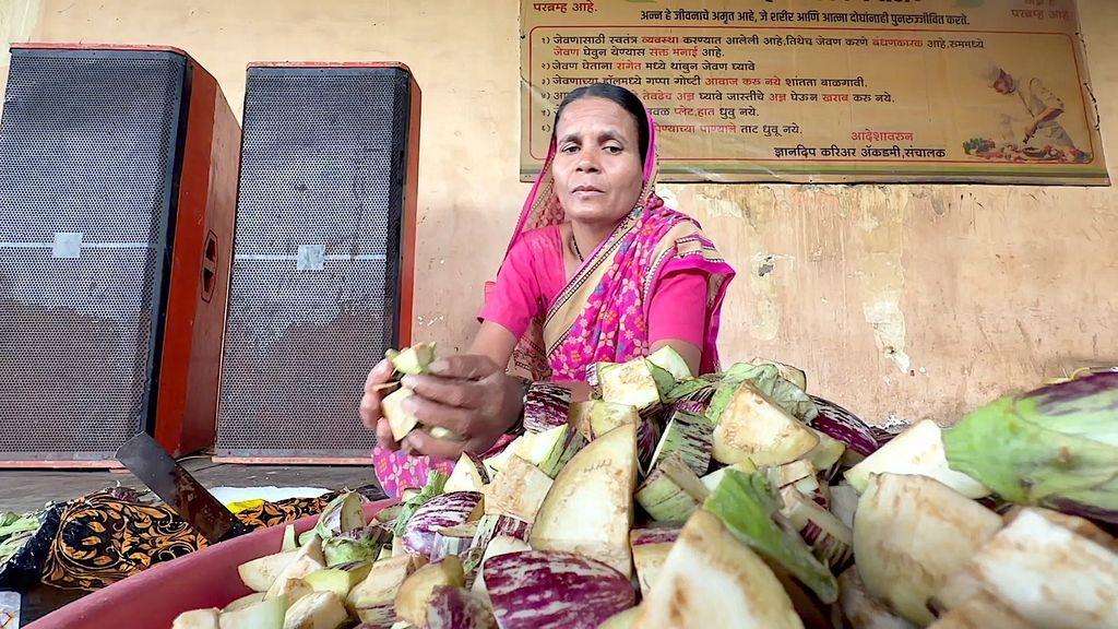 Con el mismo sari largo, vaporoso, colorido y estampado con el que corrió la carrera popular de 3 km Amrit Daud, Ramabai Ranveer, de 47 años, está sentada con las piernas cruzadas en el suelo, preparando alimentos.